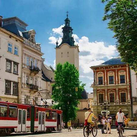 сучасні на площі ринок з панорамним видом на дахи львова * Lviv