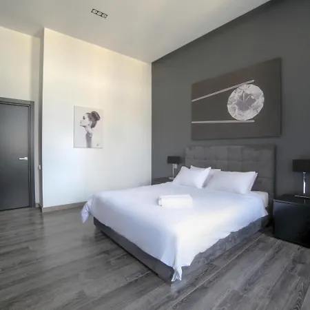 сучасні на площі ринок з панорамним видом на дахи львова Apartment Lviv