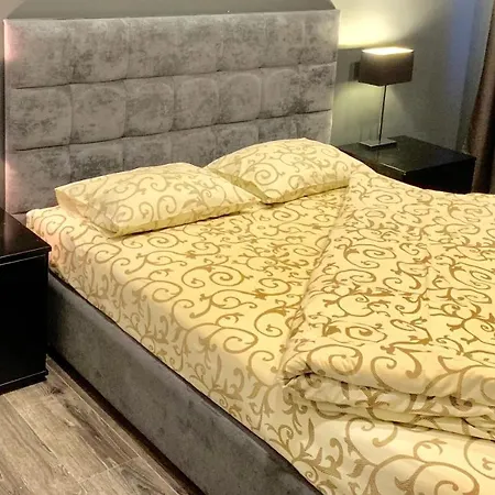 сучасні на площі ринок з панорамним видом на дахи львова * Lwów